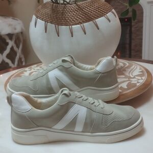 🌿🍒 Mia Malta Stylish Beige and White Sneakers Size 8.5 🍒🌿